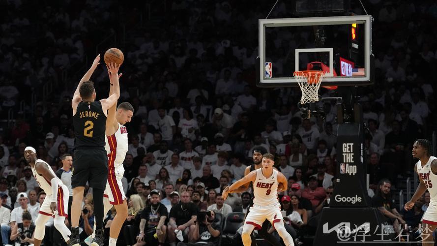 阿伦在米切尔助攻下空中接力扣篮领衔29日NBA五佳球